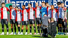 Feyenoord-selectie herdenkt oud-trainer Leo Beenhakker