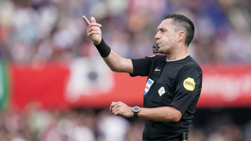 Dennis Higler scheidsrechter tijdens wedstrijd tussen Feyenoord en PEC Zwolle