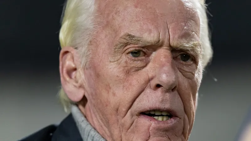 Supporters nemen afscheid van Leo Beenhakker