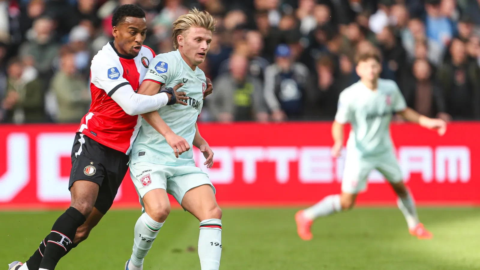 AD: 'Feyenoord wil Steijn voor einde van seizoen vastleggen om hogere som te voorkomen'