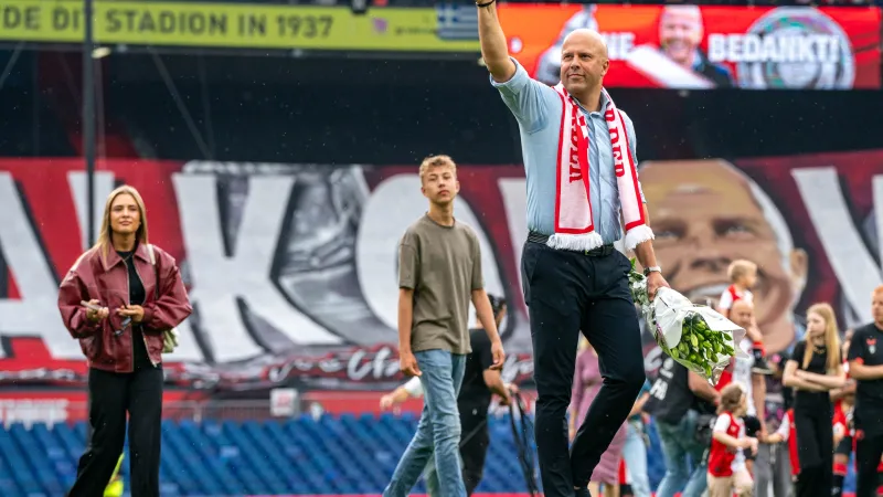 Arne Slot officieus kampioen van Engeland