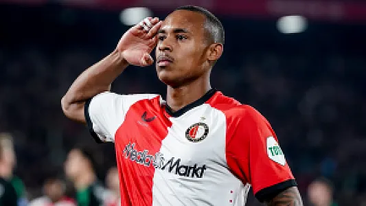 Feyenoord wint met ruime cijfers van PEC Zwolle en is verzekerd van Europees voetbal