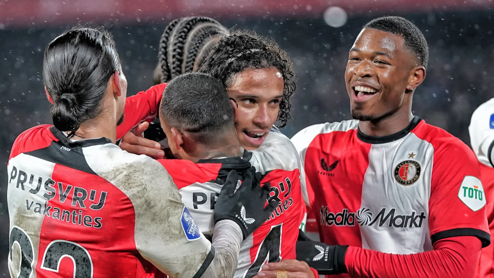 Van Persie reageert op geruchten: 'We hopen dat hij voor ons kiest'