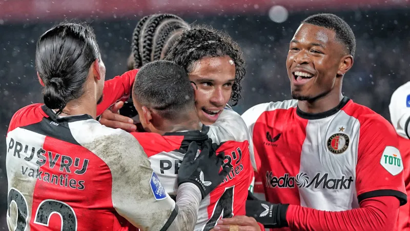 Van Persie reageert op geruchten: 'We hopen dat hij voor ons kiest'