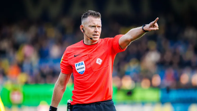 Allard Lindhout scheidsrechter tijdens wedstrijd tussen Heracles Almelo en Feyenoord