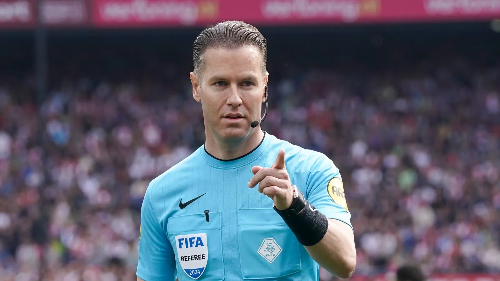 Danny Makkelie scheidsrechter tijdens wedstrijd tussen Feyenoord en PSV