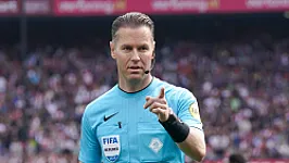 Danny Makkelie scheidsrechter tijdens wedstrijd tussen Feyenoord en PSV