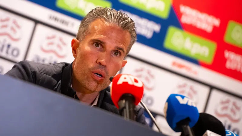Van Persie verwelkomt geblesseerde speler weer bij de selectie