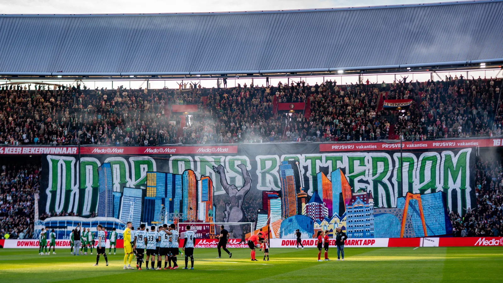 VIDEO | Supporters staan op indrukwekkende wijze stil bij bombardementen op Rotterdam