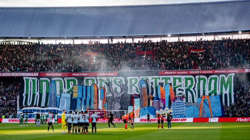 VIDEO | Supporters staan op indrukwekkende wijze stil bij bombardementen op Rotterdam