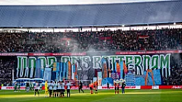 VIDEO | Supporters staan op indrukwekkende wijze stil bij bombardementen op Rotterdam