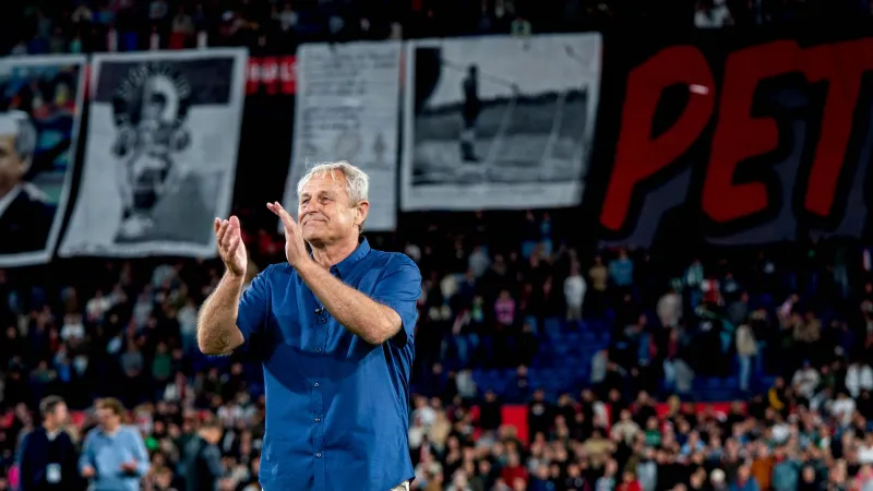 STORIES | Feyenoord eert Rotterdam en neemt afscheid van icoon Peter Houtman als stadionspeaker
