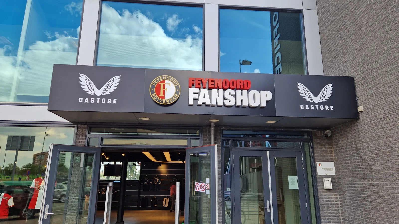 Feyenoord presenteert thuistenue 2025 -2026 met gouden accenten