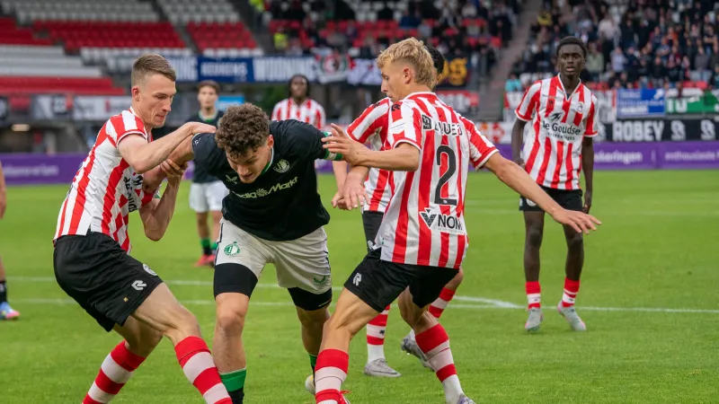 Feyenoord Onder 21 loopt promotie naar de tweede divisie op een haar mis
