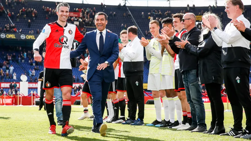 Van Bronckhorst lovend over Van Persie: 'Het maakt me trots als ik hem nu zie'