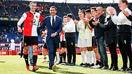 Van Bronckhorst lovend over Van Persie: 'Het maakt me trots als ik hem nu zie'