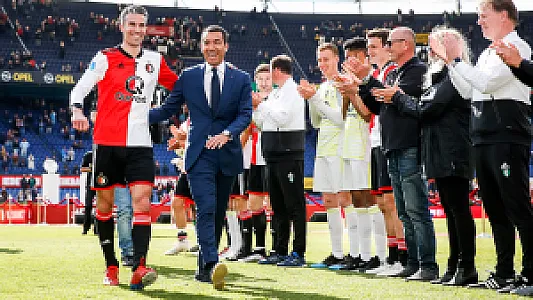 Van Bronckhorst lovend over Van Persie: 'Het maakt me trots als ik hem nu zie'