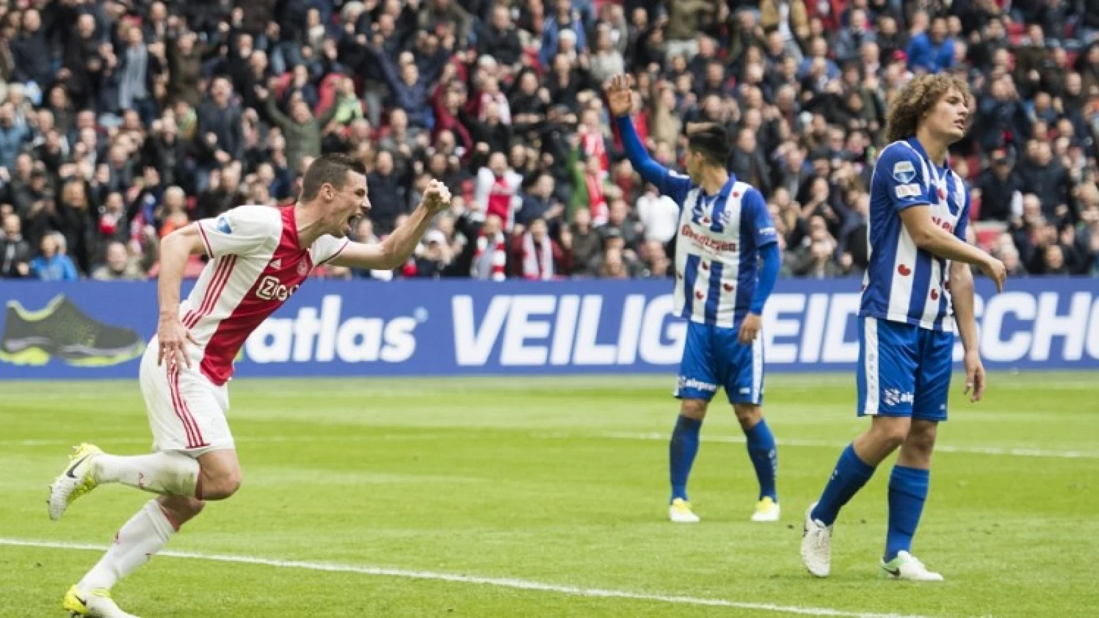 Stand | Ajax blijft door overwinning in spoor van Feyenoord 