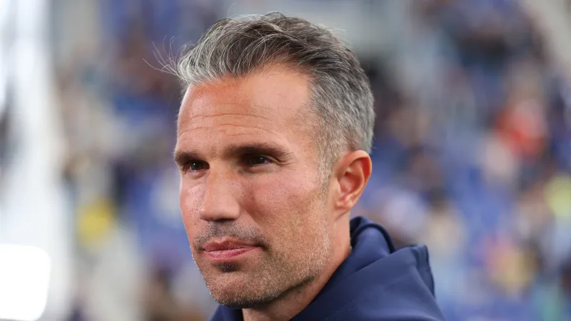 Van Persie steunt SC Cambuur-trainer Henk de Jong: '11 tegen 11 spelen'