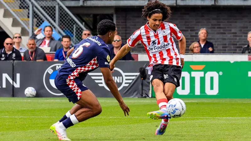 Van Halst prijst Feyenoord-talent: 'Ik zie hem in de toekomst echt in de Europese top spelen'