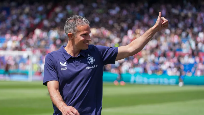 OPSTELLING | Van Persie geeft direct basisplaats aan nieuweling Watanabe