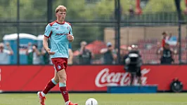 Plug: 'Ik was blij dat ik mocht blijven staan, want het was eigenlijk rood en het was een doorgebroken speler'