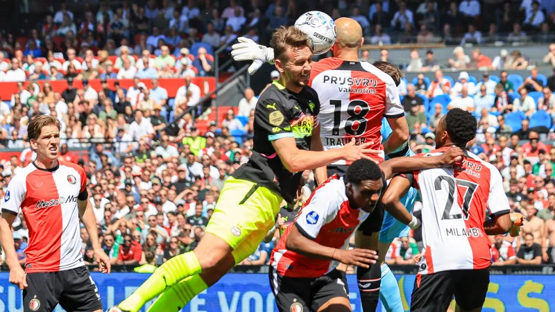 'Van Persie lijkt meevaller te krijgen in de verdediging'