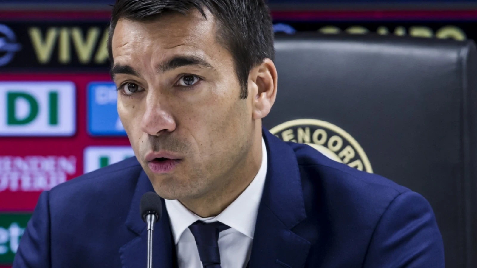 Van Bronckhorst over tegenstander: 'Dat is nooit leuk voor hem'