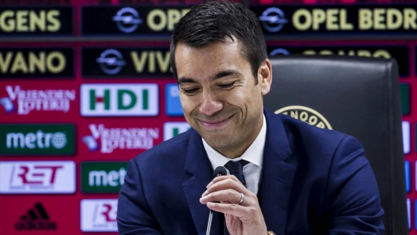 Van Bronckhorst prijst concurrent: 'Op zo’n resultaat mogen we met z’n allen trots zijn'