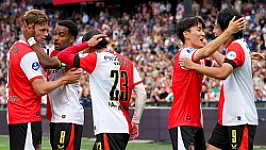 Feyenoord wint overtuigend traditionele openingswedstrijd van VfL Wolfsburg