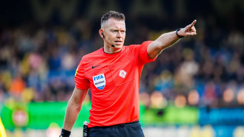 Lindhout scheidsrechter tijdens wedstrijd tussen Feyenoord en NAC Breda