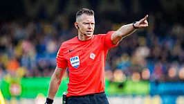 Lindhout scheidsrechter tijdens wedstrijd tussen Feyenoord en NAC Breda