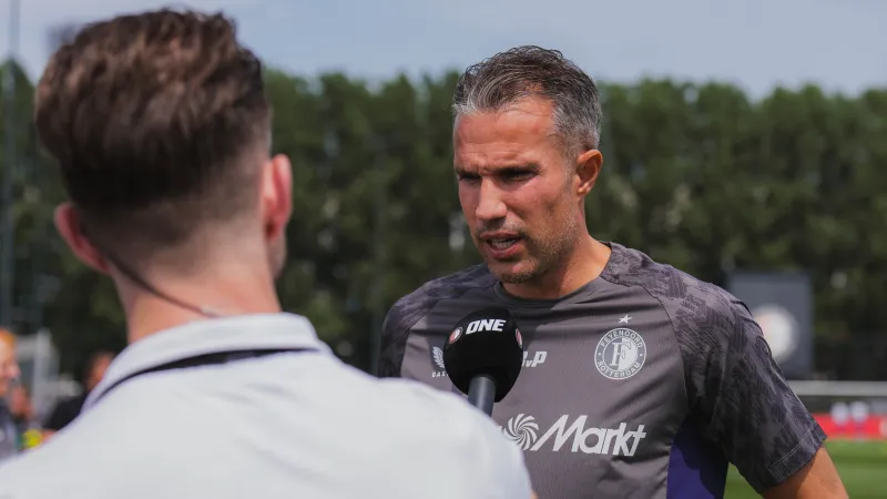LIVESTREAM 14:15 | Persconferentie Van Persie in aanloop naar eerste Eredivisieduel van het seizoen