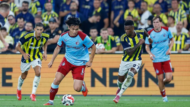 Slordig Feyenoord verliest van Fenerbahçe SK en is uitgeschakeld voor plaatsing Champions League