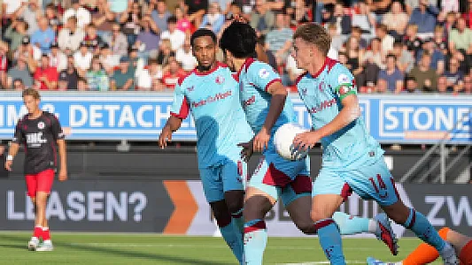 Feyenoord mist veel kansen maar wint toch van Excelsior Rotterdam