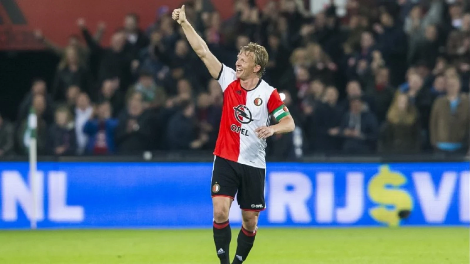 VIDEO | Kuyt als held verwelkomd in pizzeria 