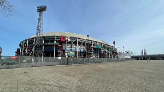 Aandeelhouders Feyenoord dreigen met kort geding over fysieke seizoenkaart