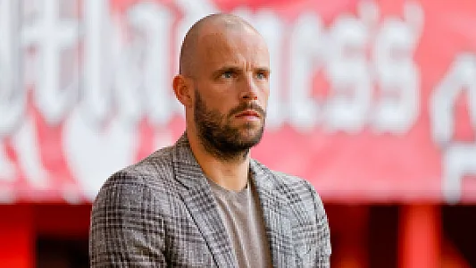 'Hij staat ook constant maar raar te dansen voor die bal'