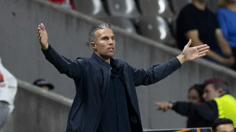 Handelswijze Van Persie bekritiseerd: 'Feyenoord is geen speeltuin, het is een van de grootste clubs van Nederland'