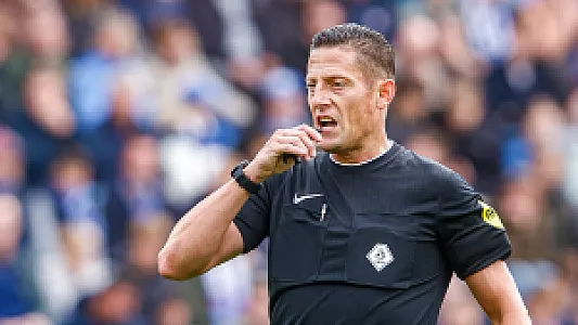 Jeroen Manschot scheidsrechter tijdens wedstrijd tussen Feyenoord en FC Utrecht