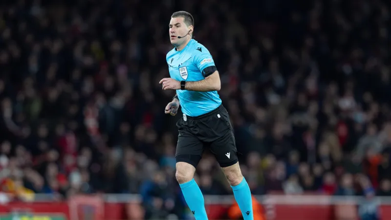 Rade Obrenovič scheidsrechter tijdens Europa League-duel met Aston Villa FC