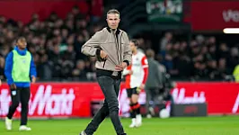 Van Persie geeft uitleg over keuzes voor Smal en Hwang