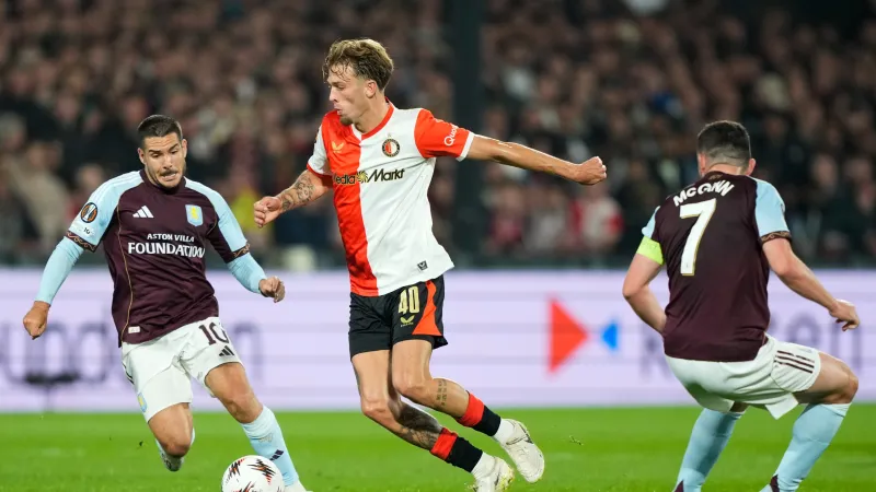 Feyenoord gaat in De Kuip strijdend ten onder tegen Aston Villa FC