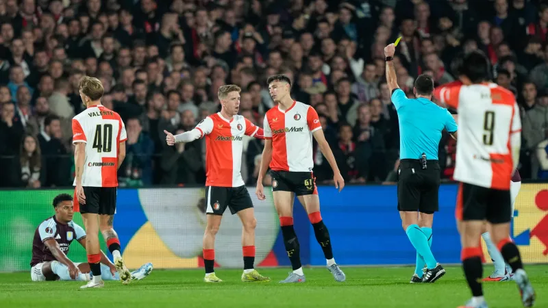 Ahmedhodžić reageert op VAR moment bij gele kaart