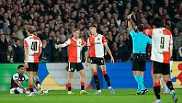 Ahmedhodžić reageert op VAR moment bij gele kaart