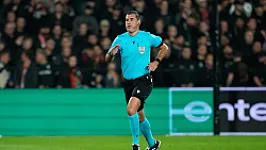 Scheidsrechter Obrenovič maakt na afloop excuses aan Van Persie