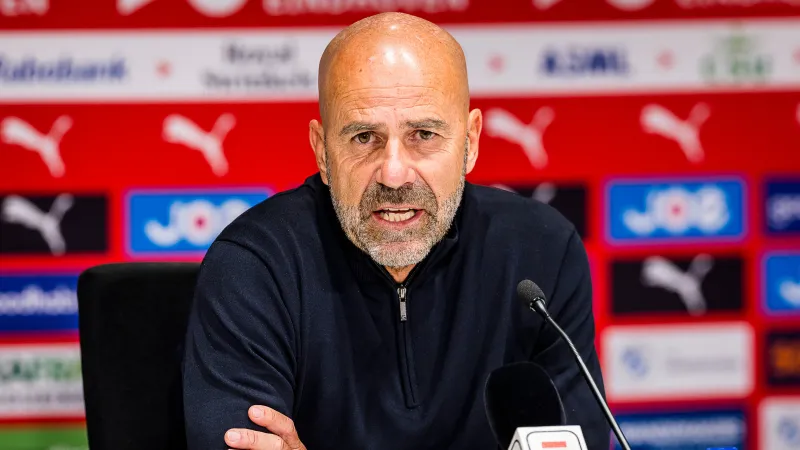 Peter Bosz begint spontaan over Feyenoord tijdens persconferentie PSV