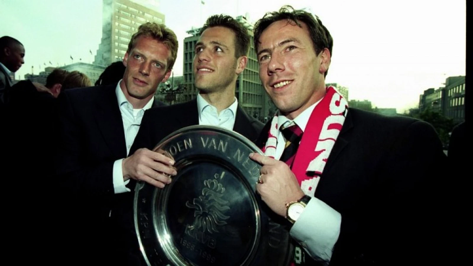 Kampioensschaal uitgereikt door speler van Feyenoord uit kampioensploeg 1999
