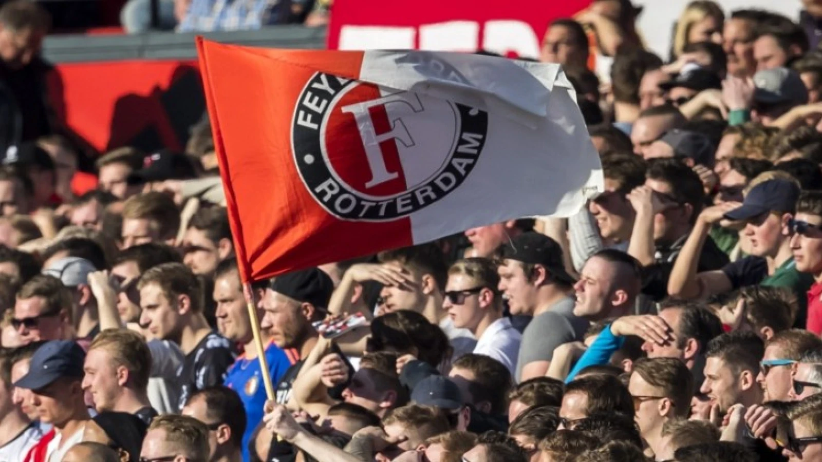 Rotterdamse man steelt Feyenoord vlag en zingt vervolgens Feyenoord-liedjes