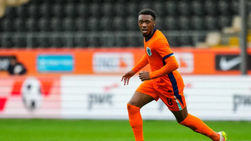 Oud-Feyenoorder Milambo per brancard van het veld